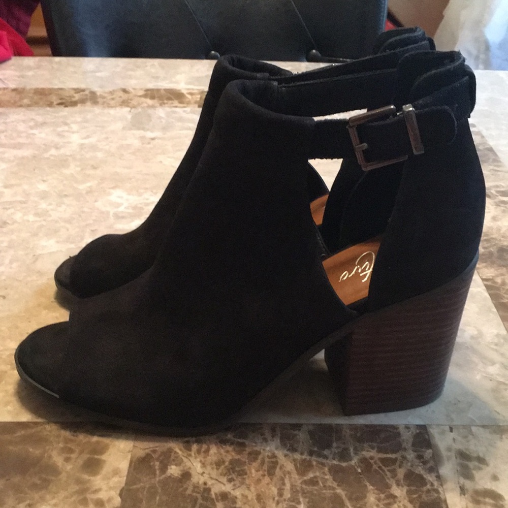 Arturo Chiang black heeled sandal